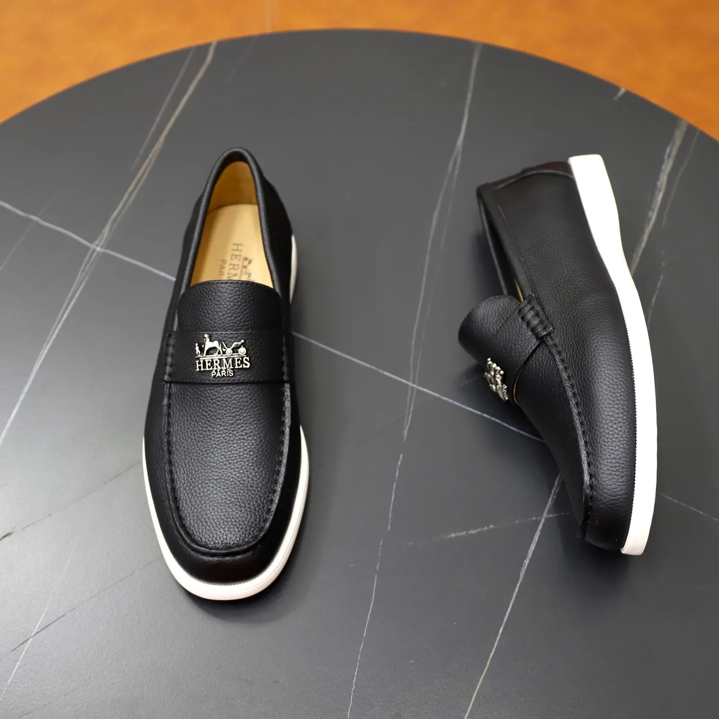 Ex-factory price: 560💰Hermès/Hermès slip-on men's shoes. This shoe is made of imported pebbled cowhide. It has simple and smooth lines and is combined with aerodynamically designed 3CM rubber foam ultra-light soles! Youthful and fashionable, classic H-shaped hardware buckle decoration, calf lining gently wraps the feet, with logo cowhide feet, casual and urban style, highlighting youthful vitality, sports and leisure version, super versatile, code number: 38-39-40-41-42-43-44 standard leather shoe size (45 can be customized but does not support returns)